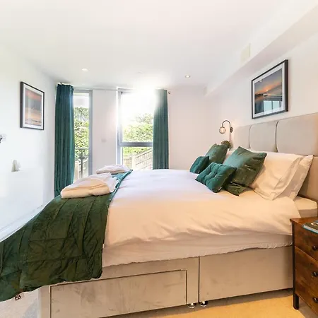 Pass The Keys Stunning 2 Bed Apartment, Fistral Beach, Newquay Apartment *
