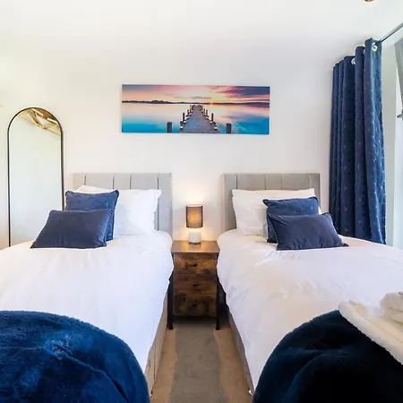 Pass The Keys Stunning 2 Bed Apartment, Fistral Beach, Newquay Apartment